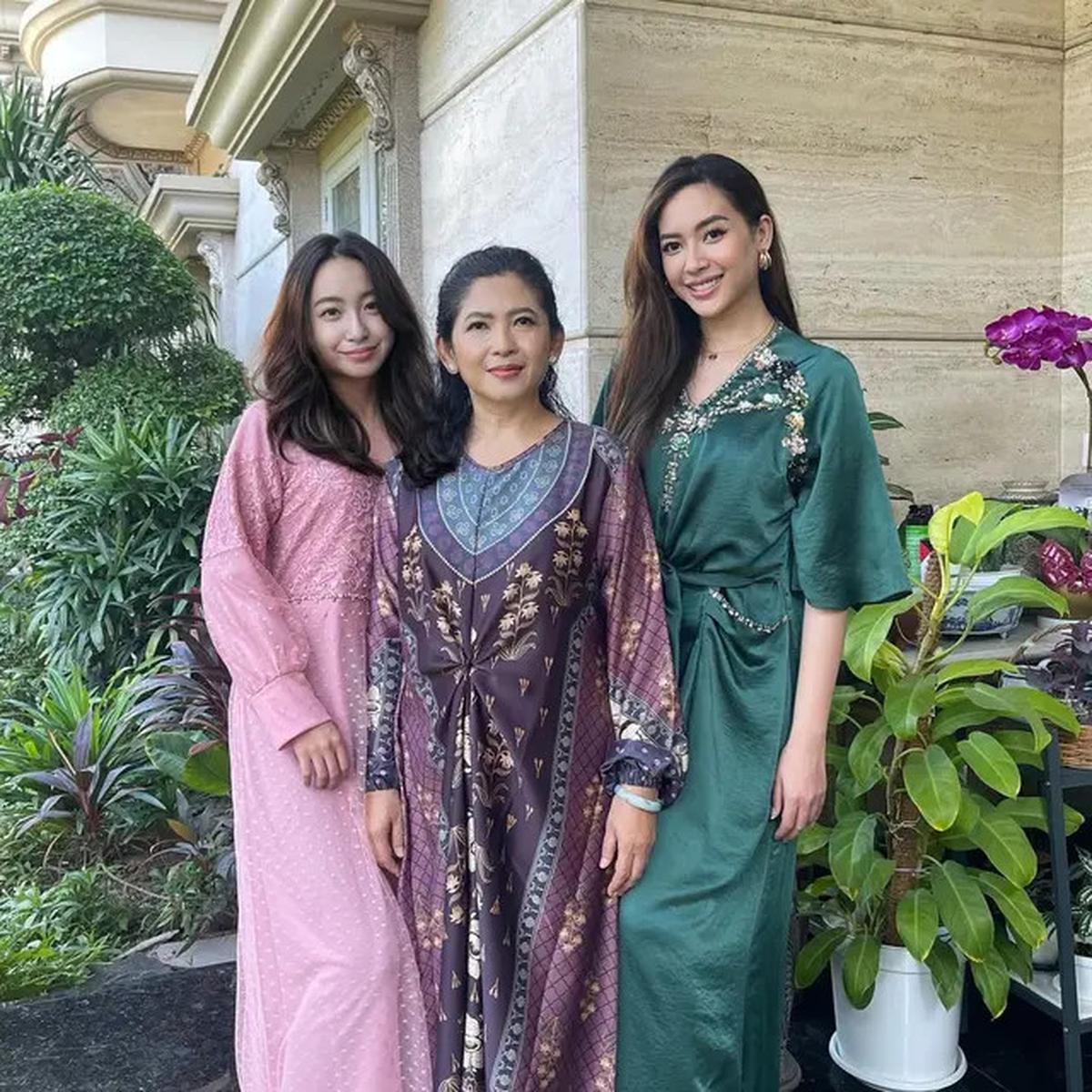 7 Inspirasi Outfit Warna Hijau Ala Elvira Devinamira, Pilihan di Cannes 2025 Curi Perhatian
