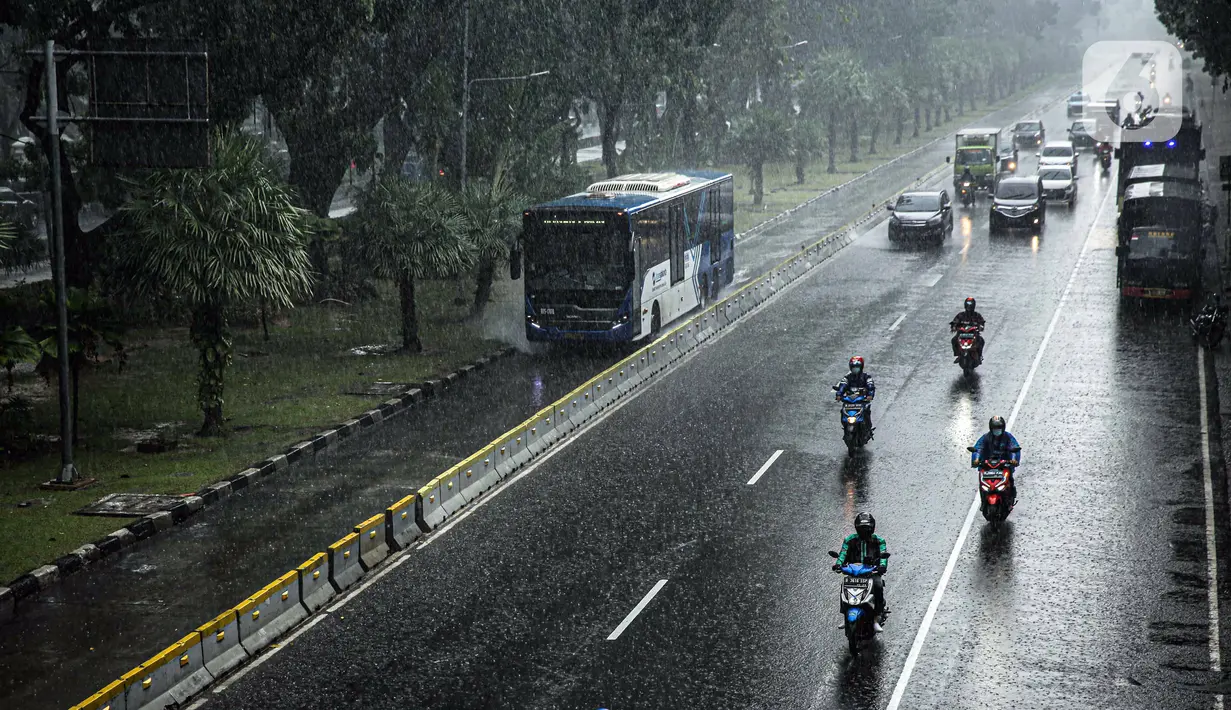 Sejumlah kendaraan melintas saat hujan deras megguyur kawasan Patung Kuda, Jakarta, Kamis (21/10/2021). Memasuki musim hujan, warga Jakarta diharapkan mewaspadai terjadinya banjir dan dampak kemacetan yang akan makin parah karena genangan air di badan jalan. (Liputan6.com/Faizal Fanani)