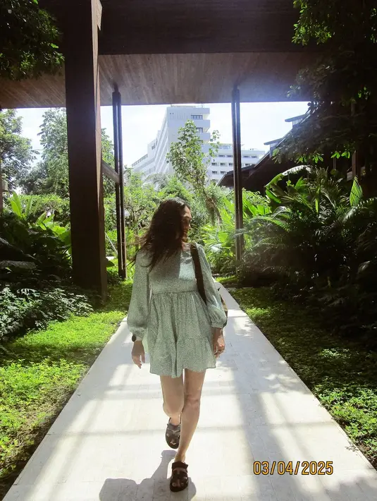 Lewat unggahan terbarunya di Instagram, Luna tampil anggun dalam long-sleeved mini dress bermotif hijau.   [@lunamaya].