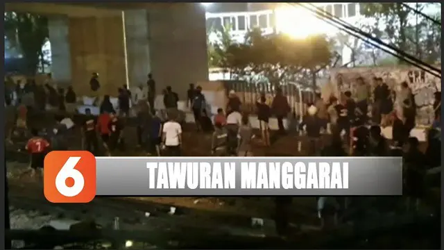 Tawuran kembali terjadi di dekat Stasiun Manggarai, perjalanan kereta Commuter Line terganggu.