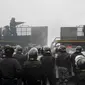 Polisi anti huru hara memblokir jalan untuk menghentikan demonstran selama protes di Almaty, Kazakhstan, Rabu (5/2/2022). Demonstran yang menolak kenaikan harga gas cair bentrok dengan polisi di kota terbesar Kazakhstan dan mengadakan protes di sekitar kota. (AP Photo/Vladimir Tretyakov)