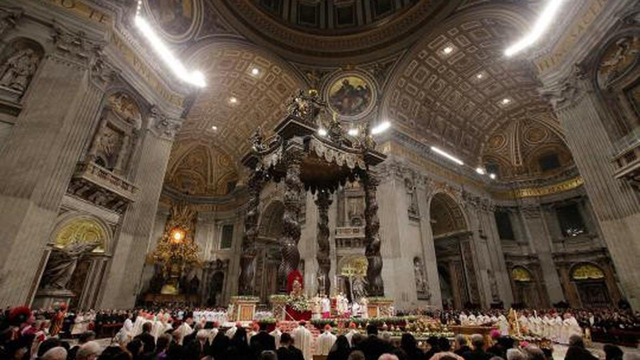 Suasana Misa malam Natal di Vatikan
