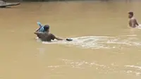 Cerita Perjuangan Ahad, Penghulu yang Rela Bertaruh Nyawa Menyeberangi Sungai Demi Nikahkan Calon Pengantin