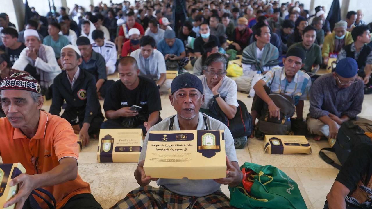 FOTO: Ribuan Jemaah Berbuka Puasa di Masjid Istiqlal pada Hari Pertama Ramadan