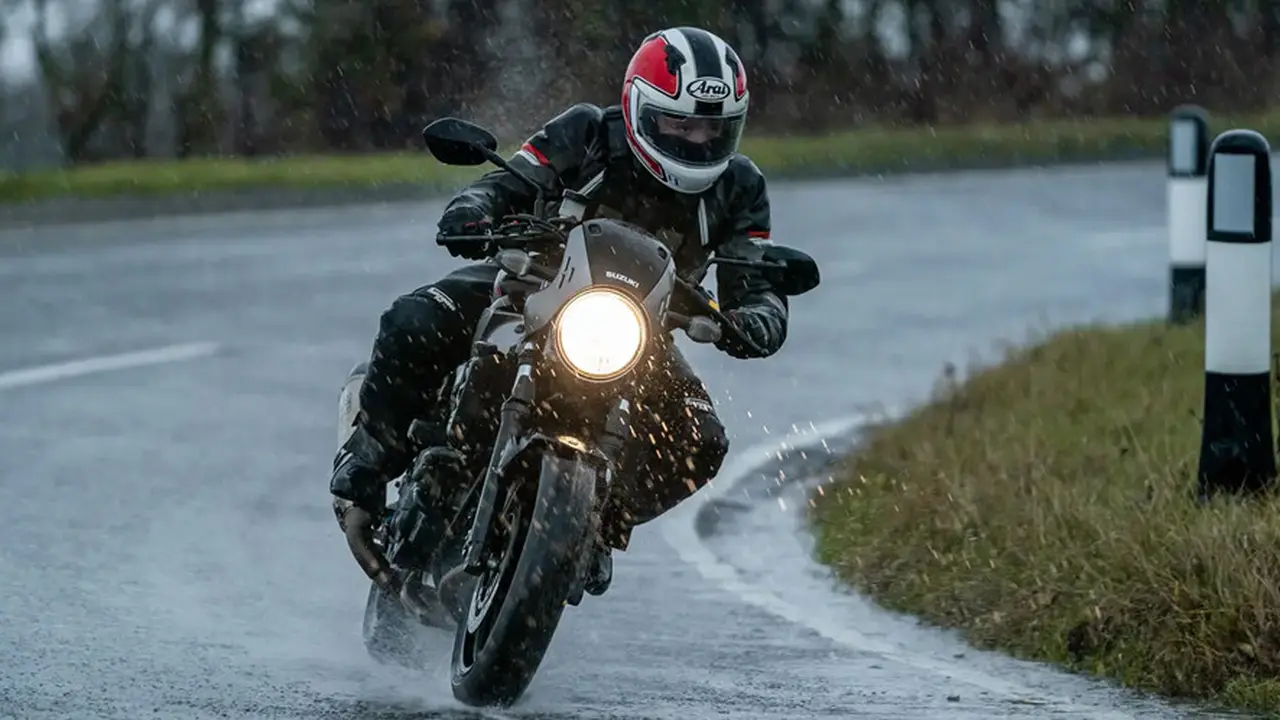 Berkendara saat hujan (Motorcyclenews.com)