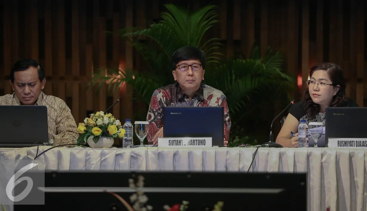Direktur Utama PT Surya Citra Media Tbk (SCMA) Sutanto Hartono (tengah) menyimak pertanyaan saat menghadiri paparan publik SCM di SCTV Tower, Jakarta, Jumat (16/12/2016). SCM akan semakin memperkuat bisnis konten di 2017 (Liputan6.com/Faizal Fanani)