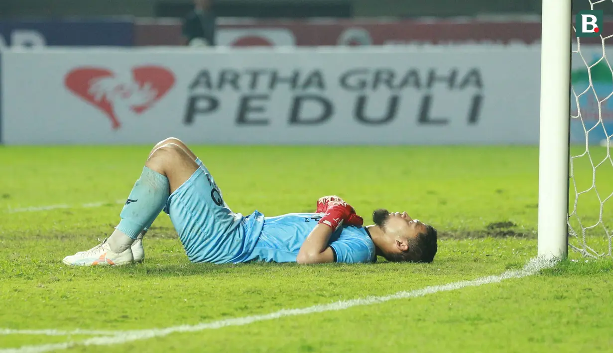 Kiper Persikabo 1973, Mochamad Diky Indriyana terbaring lesu usai ditaklukkan Bhayangkara FC pada laga pekan ke-6 BRI Liga 1 2022/2023 antara Persikabo 1973 melawan Bhayangkara FC di Stadion Pakansari, Bogor, Selasa (23/8/2022) malam WIB. (Bola.com/M Iqbal Ichsan)