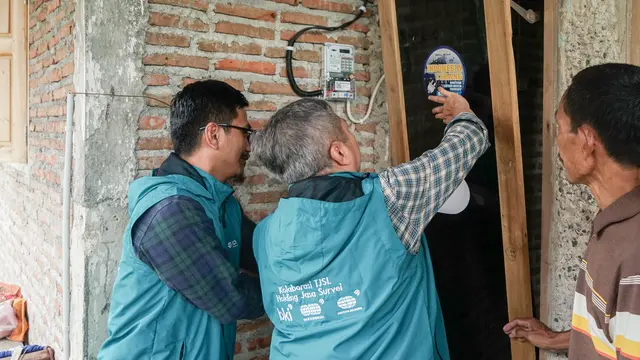 Pemasangan sambungan tenaga listrik oleh Holding BUMN Jasa Survei atau IDSurvey