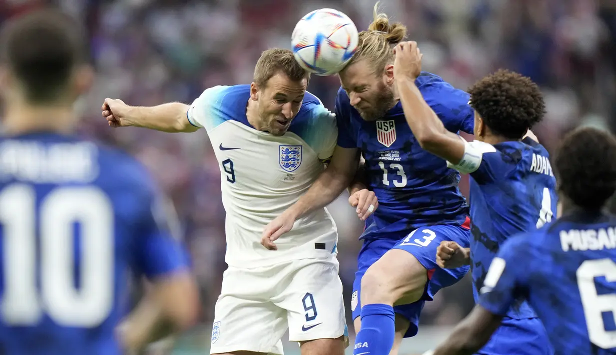 Tim Ream. Bek kanan Fulham ini juga tercatat telah dua kali tampil membela Amerika Serikat di fase Grup B Piala Dunia 2022. Dari keduanya, ia baru memberi dua hasil imbang bagi Amerika Serikat. Di laga pertama saat bermain imbang 1-1 dengan Wales (21/11/2022), ia tampil sebagai starter dan bermain penuh selama 90 menit. Pada laga kedua saat imbang 0-0 dengan Inggris (25/11/2022) pun ia juga dimainkan sebagai starter dan bermain penuh selama 90 menit. (AP/Luca Bruno)