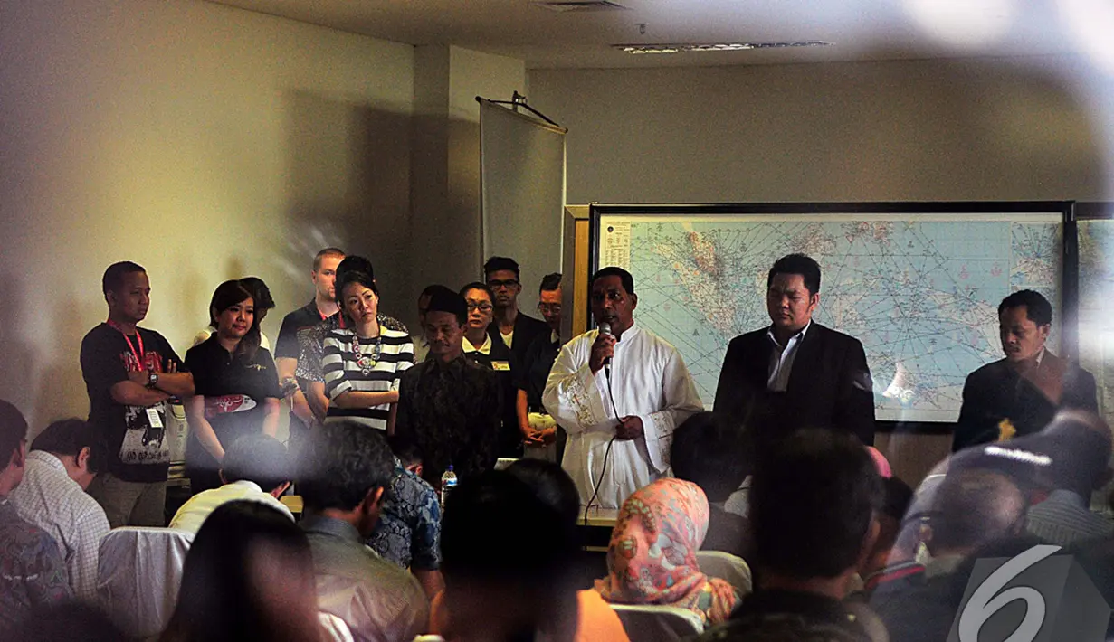 Sejumlah pemuka agama memimpin doa bersama keluarga penumpang AirAsia QZ8501 di Bandara Juanda, Surabaya, Senin (29/12/2014).(Liputan6.com/Johan Tallo)