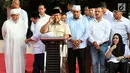 Capres 02 Prabowo Subianto bersama sejumlah tokoh dan kader pendukung memberikan keterangan kepada awak media di depan Rumahnya, di Kertanegara, Jakarta, Rabu (17/4). Prabowo mengklaim menang Pilpres 2019 dengan persentase 54,4 persen, dan hasil quick count 52,2 persen. (Liputan6.com/Johan Tallo)