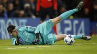 Thibaut Courtois menangkap bola pada pertandingan melawan FC Porto di pertandingan lanjutan Grup G Liga Champions (9/12/2015). Courtois mendukung rencana The Blues memulangkan Didier Drogba. (Reuters/John Sibley).