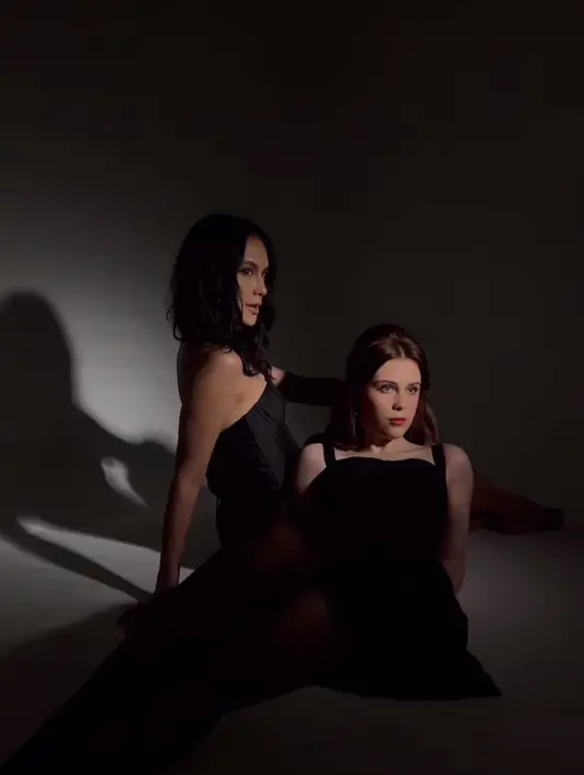 Mulai disebut Mirip Lana Del Rey hingga berbakat jadi model, Manuella Aziza terlihat percaya diri berpose di depan kamera. (Liputan6.com/IG/@sophia_latjuba88)