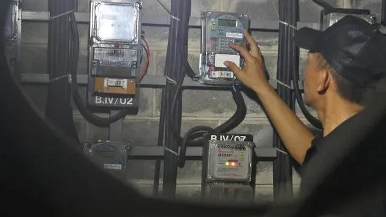"Apabila terdapat gangguan pada kWh meter, pelanggan bisa menghubungi PLN melalui aplikasi PLN Mobile untuk dilakukan pengecekan," ujar dia.