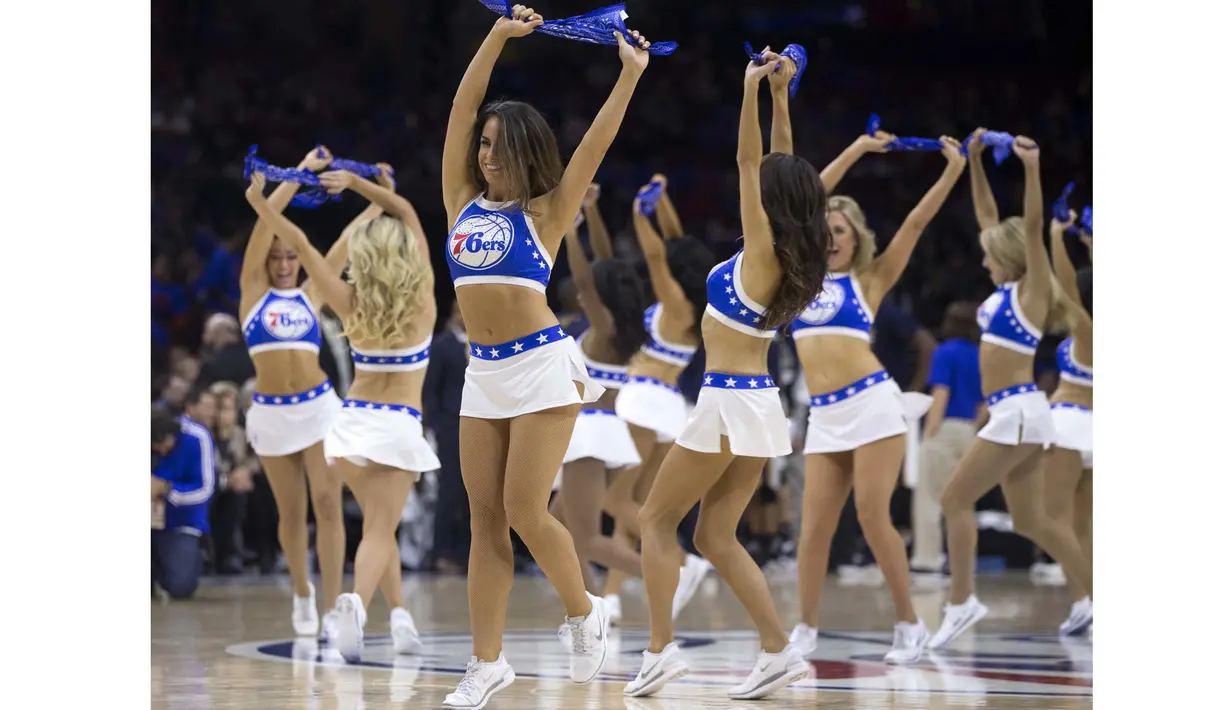  Philadelphia 76ers Cheerleaders saat tampil pada laga NBA di Wells Fargo Center, Philadelphia, Pennsylvania, AS. (AFP/Mitchell Leff/Getty Images)