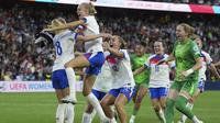 Selebrasi skuad&nbsp;Inggris dalam laga melawan Spanyol di final Euro Wanita 2025, Minggu (27/7/2025) malam WIB. (AP Photo/Martin Meissner)