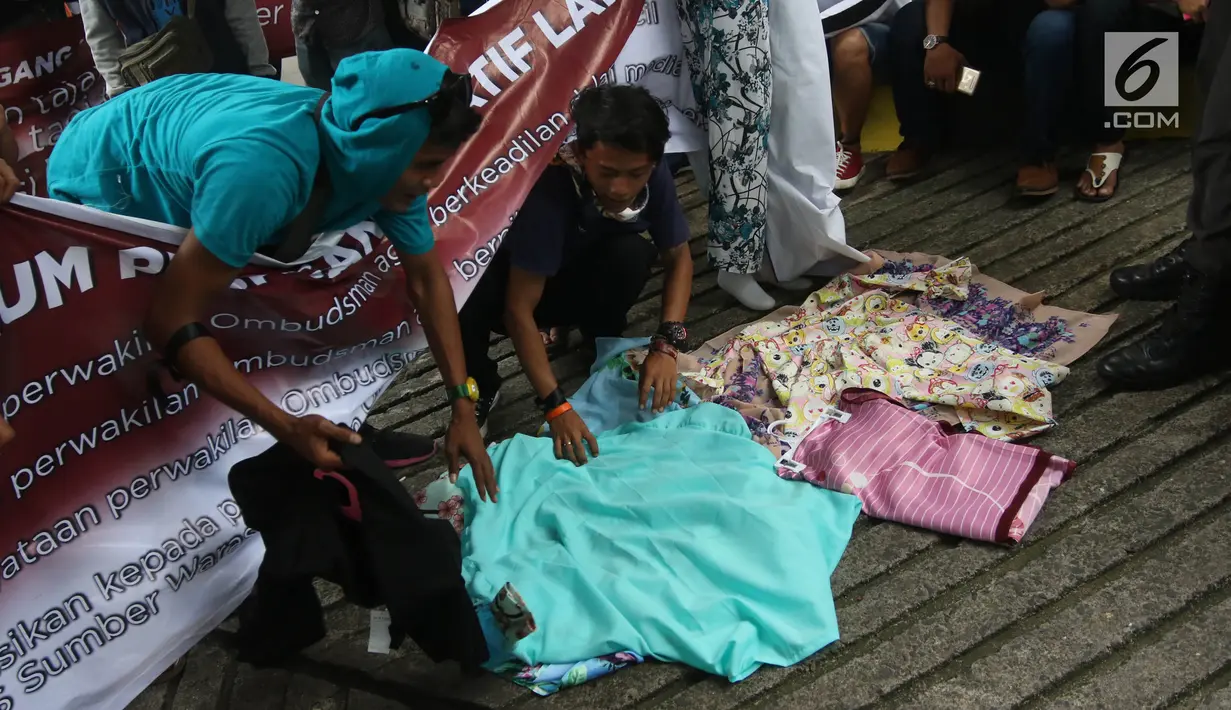 Pedagang kaki lima (PKL) dari Forum Pedagang Kreatif Lapangan Jatibaru menggelar dagangan mereka di depan kantor Ombudsman, Jakarta, Selasa (3/4). Para pedagang mendatangi kantor Ombudsman dengan berjalan kaki. (Liputan6.com/Arya Manggala)
