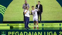 Pemain PSBS Biak, Alexsandro (kedua kanan) menerima trofi sebagai pemain terbaik Pegadaian Liga 2 2023/2024 setelah berakhirnya laga leg kedua final menghadapi Semen Padang di Stadion GOR Haji Agus Salim, Padang, Sabtu (9/3/2024). (Bola.com/Bagaskara Lazuardi)