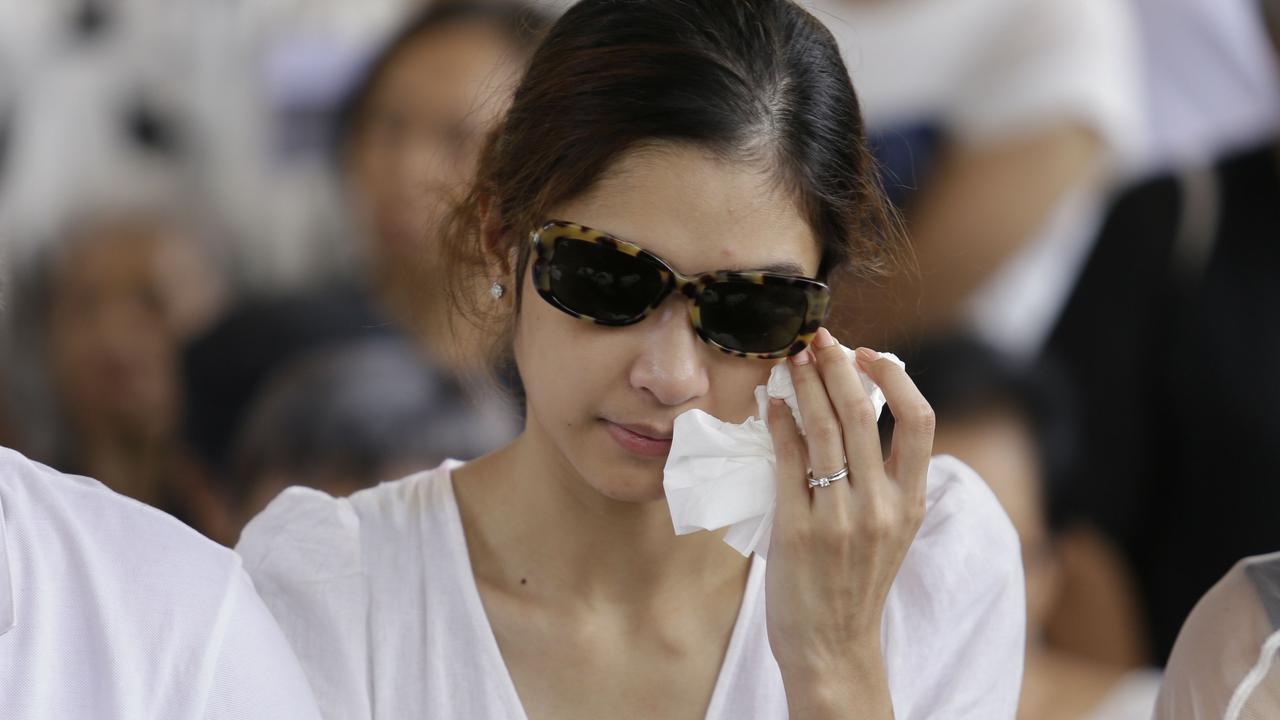 [Fimela] Pemakaman Ibunda Mikha Tambayong