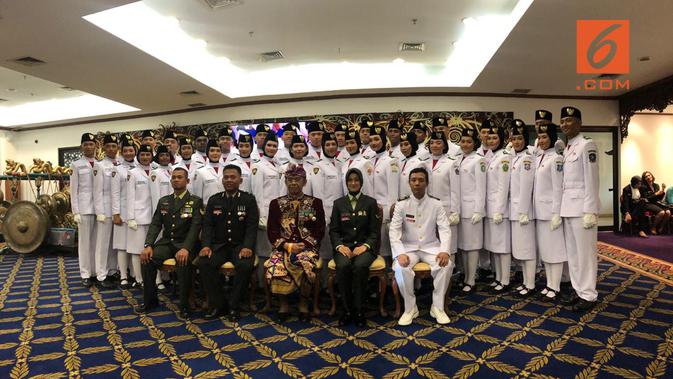 Seluruh anggota Paskibraka Nasional 2019 dari Tim Merah Foto Bersama Para Pelatih Usai Melaksanakan Tugas (Ratu Annisa Suryasumirat/Liputan6.com)