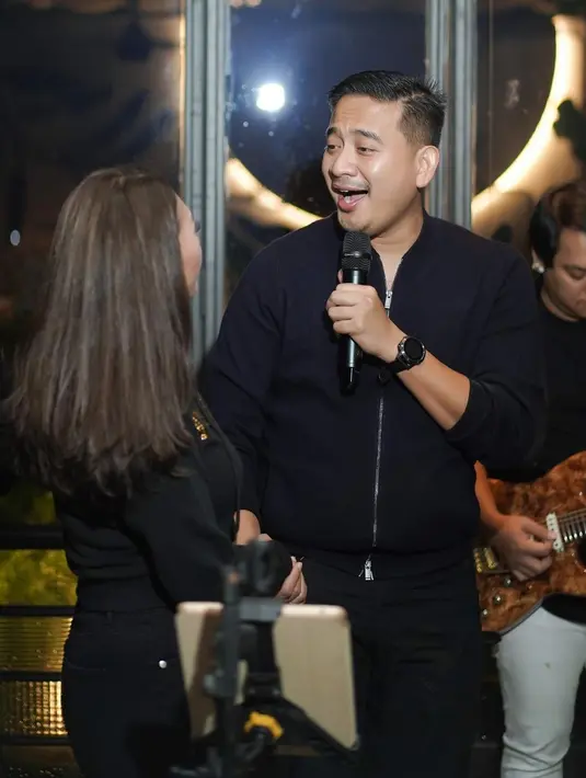 Dua tahun menikah, Tata Janeeta berharap bisa melewati tahun-tahun berikutnya dengan makin solid, saling menghargai, menghormati, dan mengasihi. Ia sadar sepenuhnya tak ada pernikahan yang 100 persen mulus. “Dan karna pernikahan itu ibadah terbesar dan terlama yang bisa mendatangkan pahala kebaikan, maka dari itu untuk mencapai pahala itu maka ujiannya seumur hidup,” ungkap mantan personel Dewi Dewi. (Foto: Dok. Instagram @tatajaneetaofficial)