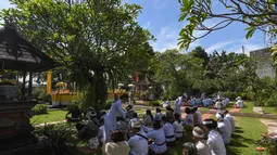 Hari Raya Galungan dirayakan umat Hindu sebagai hari kemenangan kebaikan atau kebenaran (Dharma) atas kejahatan (Adharma). (merdeka.com/Arie Basuki)