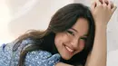 Ketika jalani pemotretan, pesona Yasmin Napper dengan lesung pipi andalannya ini membuatnya makin terlihat cantik. Makeup natural yang sangat cocok dengan tone kulitnya tentunya mendukung pesonanya agar semakin terpancar. Bahkan kolom komentar unggahan Yasmin Napper pun ramai memuji pesonanya. (Liputan6/IG/@yasminnapper)