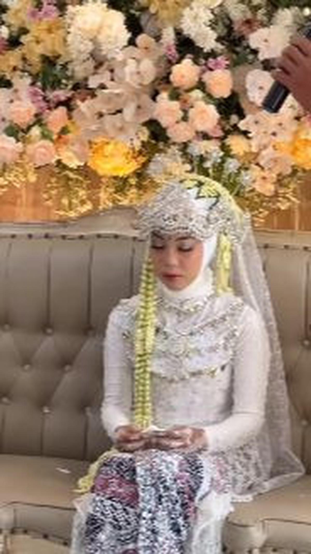 "Hari resepsi berjalan seperti biasa, tapi tanpa dihadiri pengantin laki-laki dan orangtua," demikian dikutip dari keterangan video. <br>
