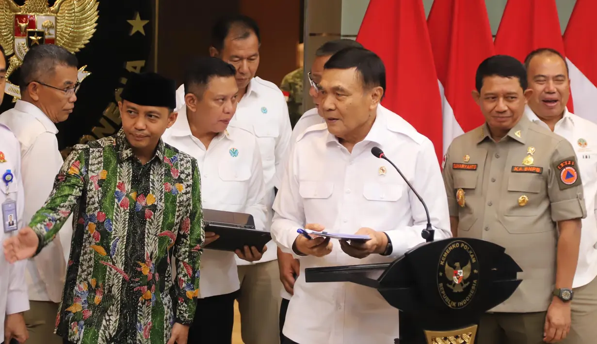 Menteri Koordinator Bidang Politik dan Keamanan (Menko Polkam) Djamari Chaniago didampingi Menteri Kehutanan Raja Juli Antoni usai jumpa pers rapat koordinasi (rakor) penanganan kebakaran hutan dan lahan (karhutla) di Jakarta, 10 Agustus 2026. (KLY/Arie Basuki)