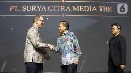 Direktur SCM, Imam Sudjarwo, menerima penghargaan dari Forbes Indonesia dalam acara bertajuk Best of the Best di Jakarta, Rabu (30/10/2019). PT Surya Citra Media Tbk (SCM) mendapat penghargaan sebagai salah satu dari 50 perusahaan terbaik yang telah terdaftar di BEI. (Liputan6.com/Faizal Fanani)