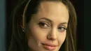 Proses perceraian yang tengah dijalaninya bersama Pitt tentu memiliki pengaruh tersendiri bagi anak-anaknya. Terlebih Jolie yang membawa keenam anaknya tinggal di rumah yang disewanya di daerah Malibu. (AFP/Bintang.com)