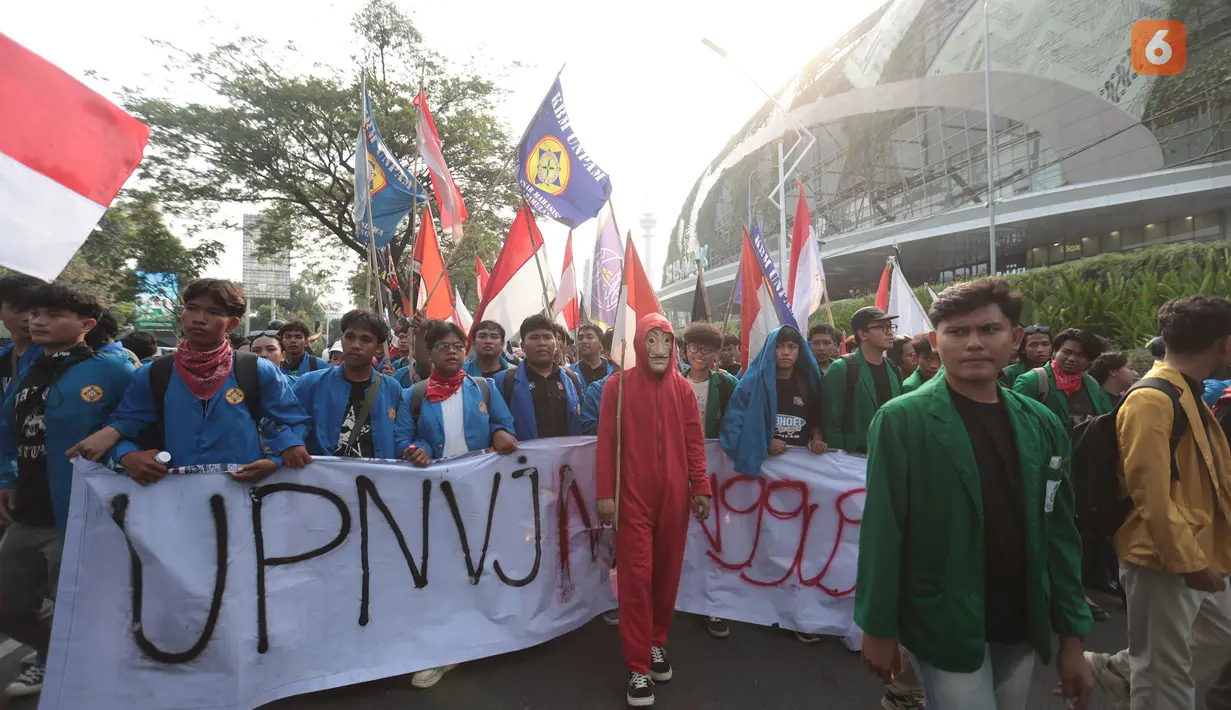 Sejumlah aliansi mahasiswa dari berbagai elemen bergerak menuju gedung DPR di Jakarta, Kamis (27/8/2026). Massa aksi semakin bertambah banyak pada sore hari untuk menyampaikan aspirasi dan tuntutan mereka. (KLY/Budy Santoso)