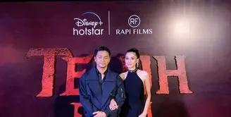 Di momen gala premiere Teluh Darah, Mikha Tambayong dan Deva Mahenra tampil kompak serba hitam. @miktambayong.