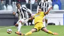 Gelandang Juventus, Douglas Costa, berebut bola dengan pemain Udinese, Ali Adnan, pada laga Serie A di Stadion Allianz, Minggu (11/3/2018). Juventus menang 2-0 atas Udinese. (AP/Alessandro di Marco)