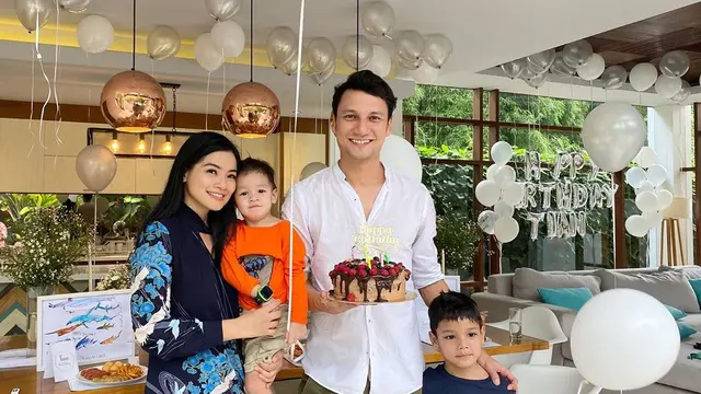 Titi Kamal dan keluarganya. (Foto: Instagram @titi_kamall)