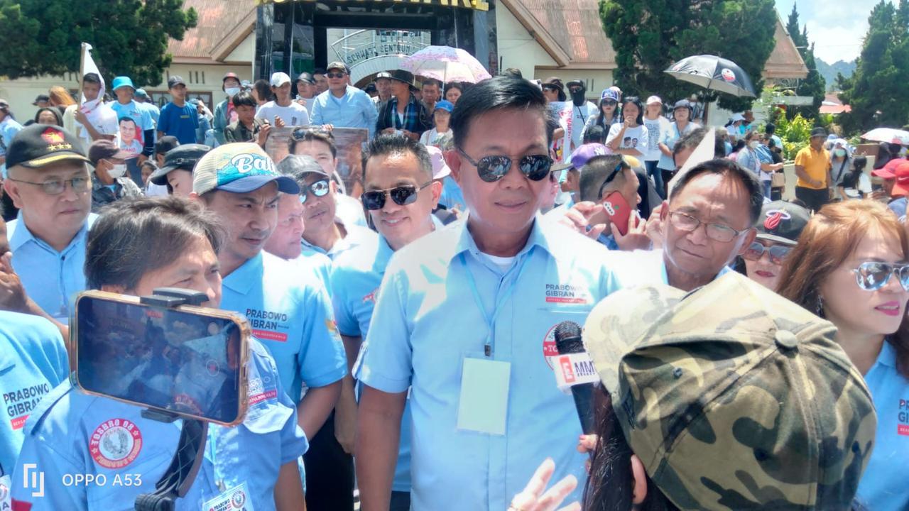Ketua Relawan Torang Samua Prabowo Gibran (Tosbro) Kabupaten Minahasa Daniel Pangemanan bersama para relawan Prabowo-Gibran.