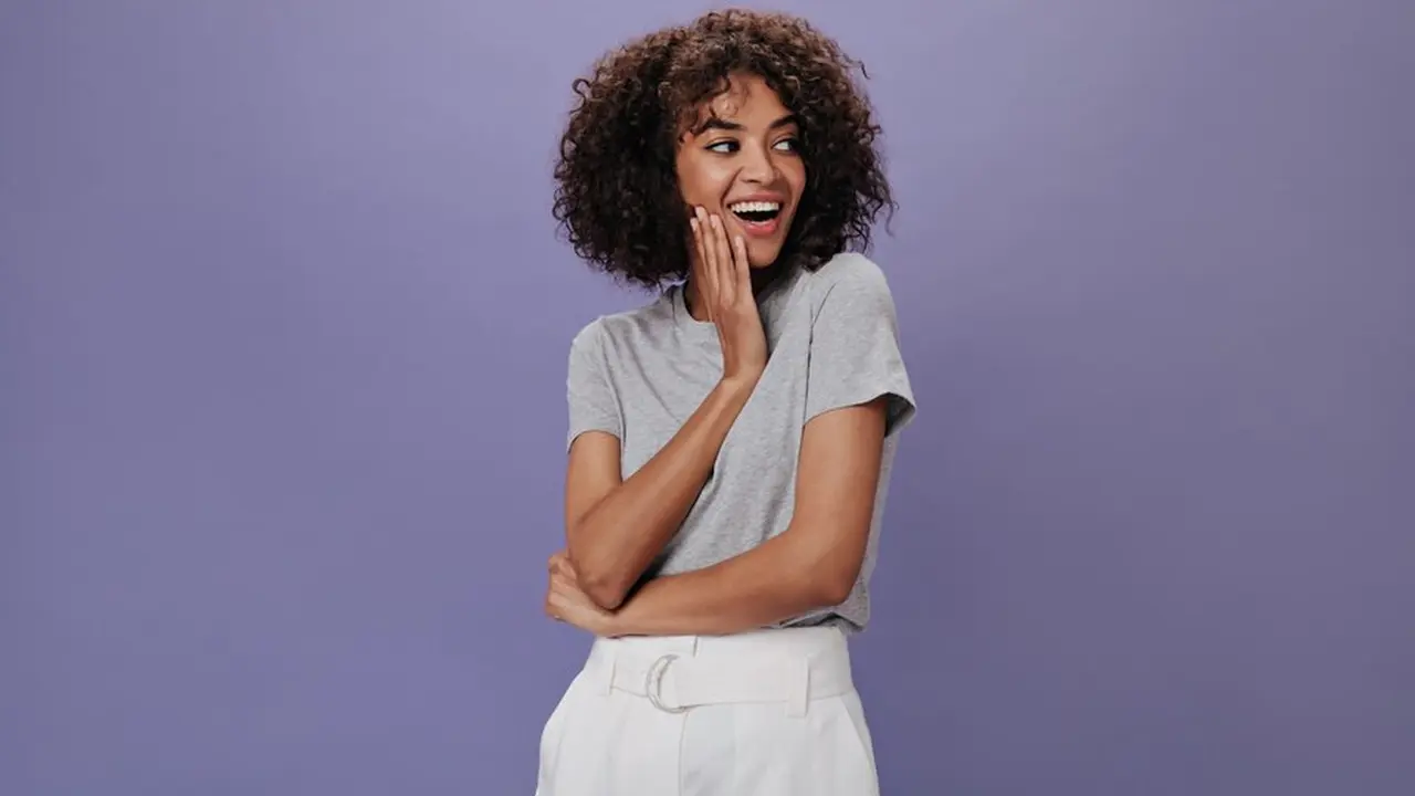 Perempuan dengan rambut ikal (Foto Dok: Freepik/lookstudio)