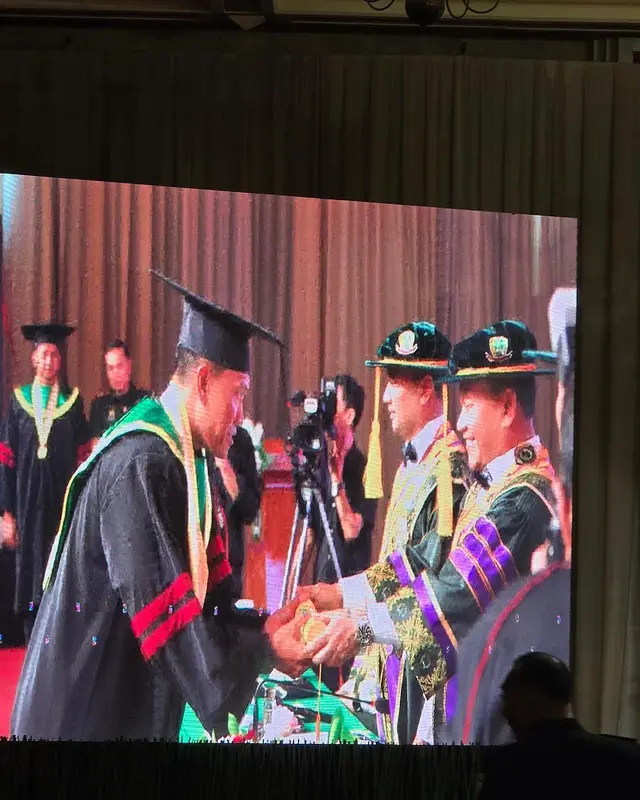 6 Momen Juliana Moechtar dampingi suami wisuda S2 di Sekolah Tinggi Hukum Militer, auranya terpancar