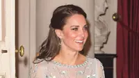 Kate Middleton memesona saat berkunjung ke Perancis dengan gaya busana dan riasan wajah andalannya, sederhana namun tetap elegan.