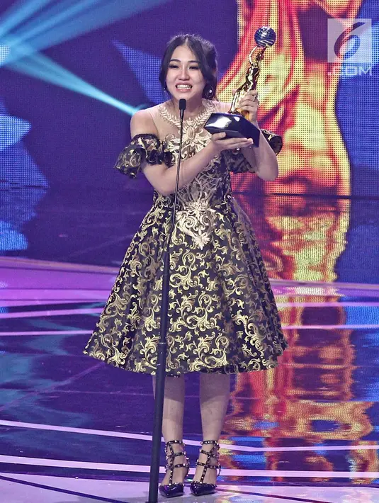 Penyanyi dangdut Via Vallen menerima piala untuk kategori penyanyi dangdut solo wanita terpopuler dalam ajang Indonesian Dangdut Awards 2017 di Studio 6 EMTEK CITY, Jakarta, Jumat (13/10). (Liputan6.com/Herman Zakharia)