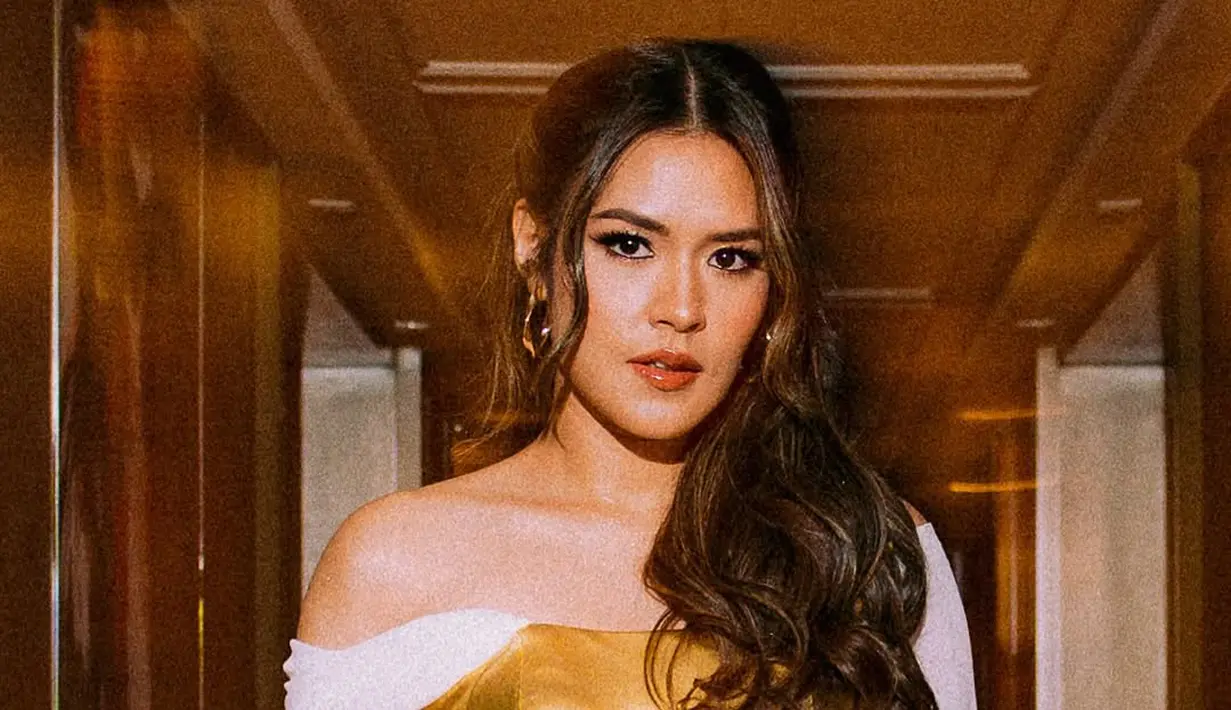 Dipulas MUA Malvava, Raisa tampil cantik dengan flawless makeup bernuansa cokelat yang hangat [@malvava]