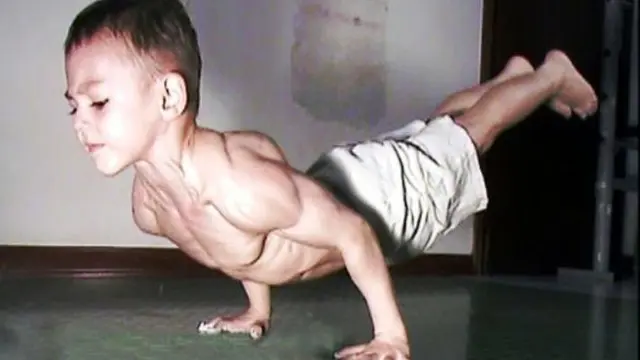 Aksi Bocah 6 Tahun Push-Up di Atas Botol