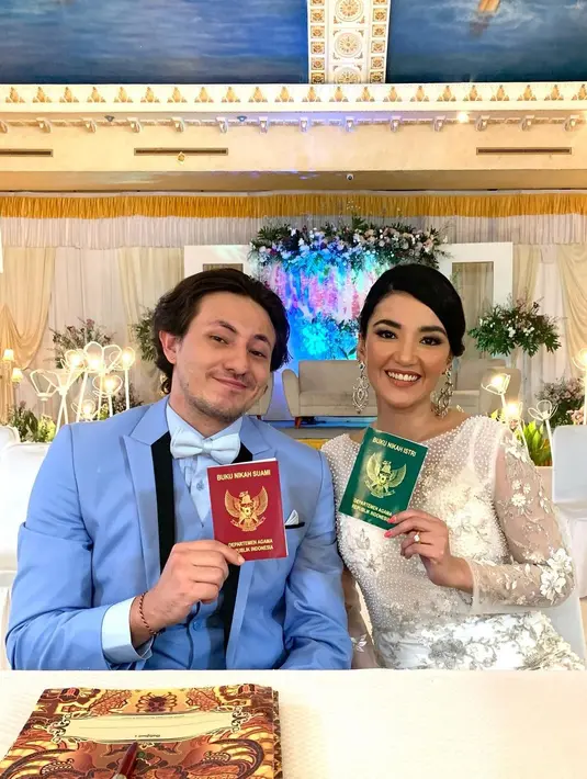 Pada foto yang diunggah di akun Instagram-nya, Tsania Marwa berpose bersama aktor Dylan Carr. (FOTO: instagram.com/tsaniamarwa54/)
