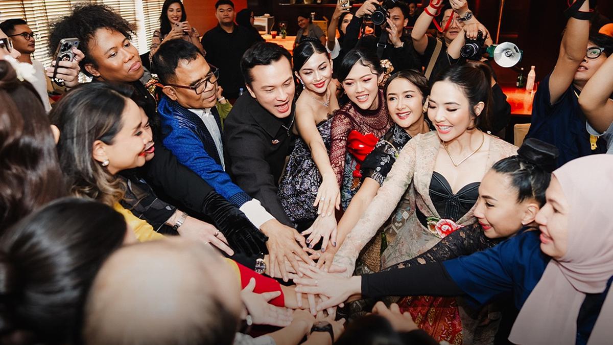 6 Potret Artis di Premiere Film 'Siapa Dia', Nicholas Saputra hingga Ariel Tatum