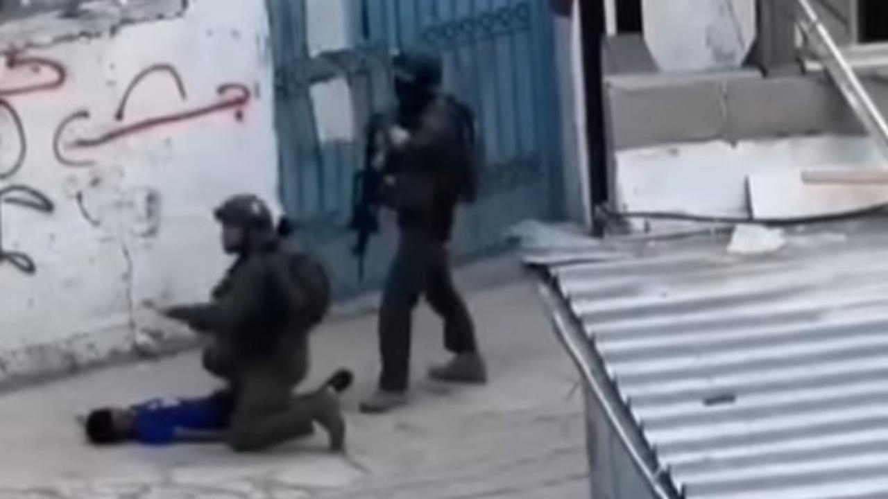 ⁠Video Detik-Detik Tentara Israel Tembak Anak Kecil Palestina, Sungguh Biadab