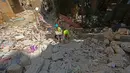 Para pekerja membersihkan reruntuhan bangunan yang rusak akibat ledakan di Beirut, Lebanon, pada 21 Agustus 2020. Warga Lebanon memulai upaya rekonstruksi menyusul ledakan pada 4 Agustus yang mengguncang Pelabuhan Beirut dan menewaskan sedikitnya 177 orang. (Xinhua/Bilal Jawich)