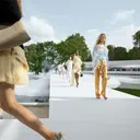 Tren Alas Kaki dari Runway Paris Fashion Week 2027, Mutiara hingga Heels Berbentuk Ular
