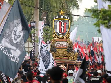 Kemeriahan parade budaya yang diadakan oleh Bali United di sepanjang Jalan By Pass Dharma Giri menuju Stadion Kapten I Wayan Dipta, Bali, Senin (23/12). Parade budaya diadakan untuk merayakan gelar juara Bali United. (Bola.com/Aditya Wany)