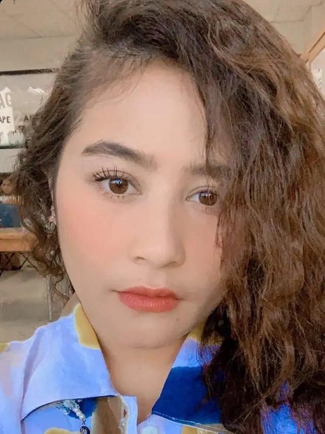 6 Potret Prilly Latuconsina dengan Gaya Rambut Keriting, Curi Perhatian