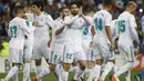 Para pemain Real Madrid merayakan gol Isco saat melawan Malaga pada lanjutan La Liga Santander di Rosaleda stadium, Malaga, (15/4/2018). Madrid menang 2-1. (AP/Miguel Morenatti)